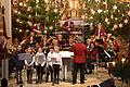 Die Sälzer Dorfmusikanten unter der Leitung von Kurt Mangold füllten im Rahmen ihres Weihnachtskonzertes das Gotteshaus bis auf den letzten Platz. Der musikalische Nachwuchs lud schwungvoll in die Weihnachtsbäckerei ein und mit  Katharina Nöth (links) kam bei 'Küss mich, halt mich, lieb mich' und der Melodie von 'Drei Nüsse für Aschenbrödel' Gänsehaut-Feeling auf.