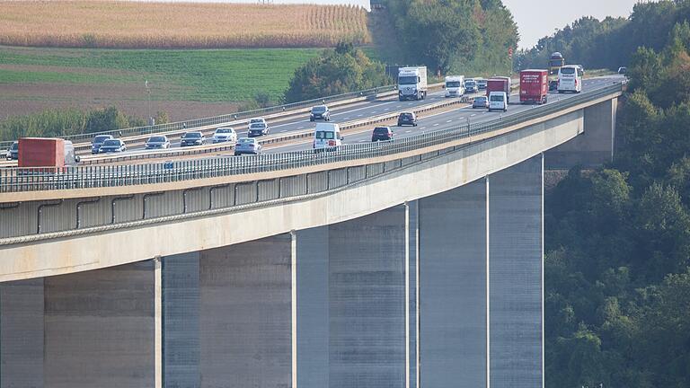 In der Nähe der A-7-Autobahnbrücke bei Marktbreit finden zurzeit Ausbesserungsarbeiten auf der Fahrbahn statt.