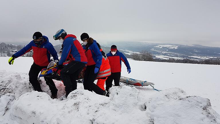 Dauereinsatz am Montagnachmittag für die Bergwacht Rhön, Notarzt, Rettungsdienst und Polizei. Zu zwei Schlittenunfällen, einem Snowboardsturz und einem Sturz in der Loipe wurden die Bergretter gerufen.