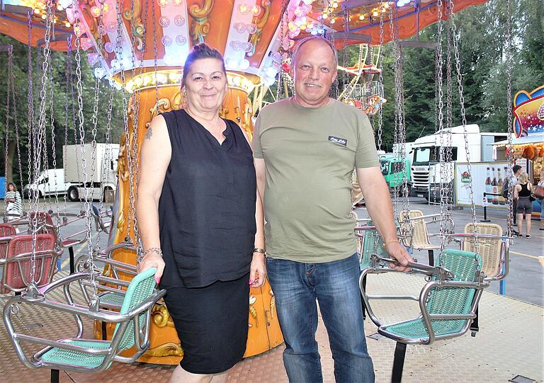 Froh sind die Schausteller Ingeborg und Ernst Nungesser, dass sich ihr Kettenkarussell beim Volkacher Weingarten nach langer Pause wieder drehen kann.