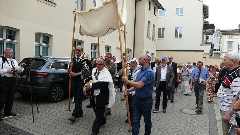 In einer Prozession wurde die neue Thorarolle in die Synagoge an der Willy-Lessing-Straße gebracht.