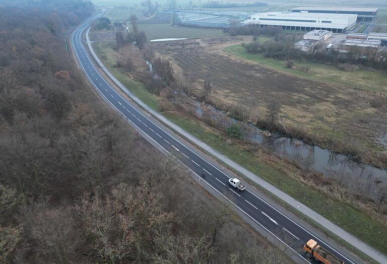 Zwischen der nördlichen und der östlichen Zufahrt ins Kitzinger Gewerbegebiet ConneKT wurde die Staatsstraße nicht nur erneuert, sondern auch breiter.