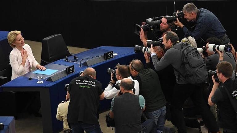 Ursula von der Leyen wird nach der Bekanntgabe des Wahlergebnisses von Fotografen umringt. Foto: Marijan Murat       -  So freute sich Ursula von der Leyen vor knapp fünf Jahren über die Wahl in die erste Amtszeit.