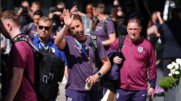 Euro 2024: Spanien - England - Das englische Nationalteam wird beim Verlassen des Teamhotels in Berlin applaudiert. Euro 2024: Spanien - England - Das englische Nationalteam wird beim Verlassen des Teamhotels in Berlin applaudiert.