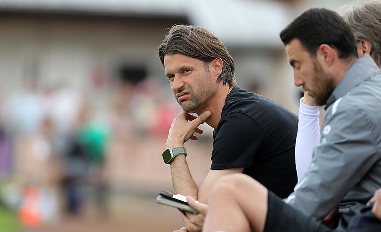 Wirklich zufrieden schaut auch Trainer Martin Lanig auf dieser Momentaufnahme aus Buchbach nicht aus. Wirklich zufrieden schaut auch Trainer Martin Lanig auf dieser Momentaufnahme aus Buchbach nicht aus.