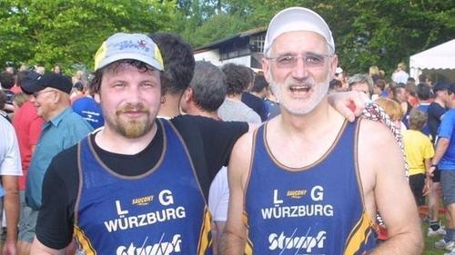 Der blinde Dietmar Beiderbeck (links) mit seinem Begleiter Udo Wegmann sah den Lauf spielerisch. - Der blinde Dietmar Beiderbeck (links) mit seinem Begleiter Udo Wegmann sah den Lauf spielerisch. Der blinde Dietmar Beiderbeck (links) mit seinem Begleiter Udo Wegmann sah den Lauf spielerisch. - Der blinde Dietmar Beiderbeck (links) mit seinem Begleiter Udo Wegmann sah den Lauf spielerisch.