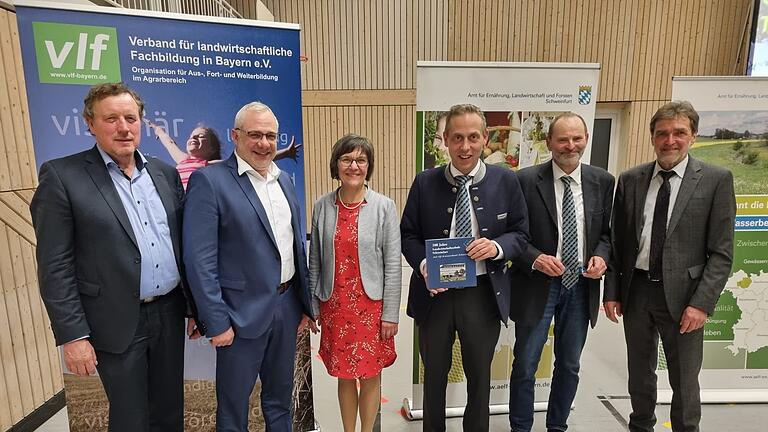 Bei der Jubiläumsfeier in Waigolshausen (von links) Harald Schäfer vlm-Landesvorsitzender Bayern, Matthias Ruß, vlf-Kreisvorsitzender, Klaudia Schwarz, Behördenleiterin des AELF SW, Hans Koller, vlf-Landesvorsitzender Bayern, Thomas Mirsch, vlf-Geschäftsführer Bayern und Herbert Lang, Bezirksgeschäftsführer Unterfranken und ehemaliger Behördenleiter des AELF Schweinfurt.
