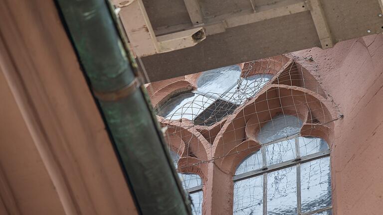 Die sogenannten Rosettenfenster an der Würzburger St. Peter und Paul Kirche zählen sind sehr antik und aufwendig. Sie ähneln in der Form einem Kleeblatt.