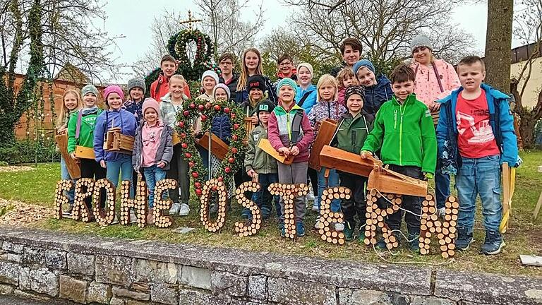 Rappelkinder wünschen 'Frohe Ostern'. Rappelkinder wünschen 'Frohe Ostern'.