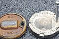 Gefährliche Spitze: links der defekte Schieberdeckel mit der spitzen Abbruchstelle (rechts am Rand), daneben ein neuer Deckel.. Mösslein