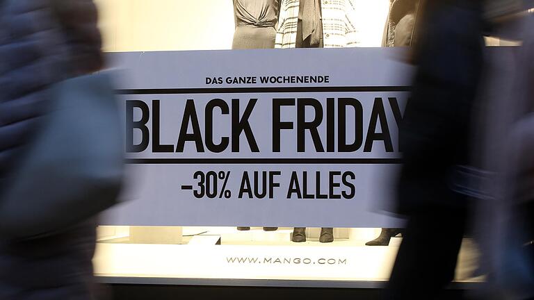 Am Black Friday gibt es überall Rabatte, auch im stationären Handel. Der Handel erwartet enen Umsatz von 3,1 Milliarden Euro für den Black Friday und den Cyber Monday. Am Black Friday gibt es überall Rabatte, auch im stationären Handel. Der Handel erwartet enen Umsatz von 3,1 Milliarden Euro für den Black Friday und den Cyber Monday.