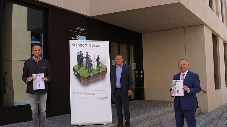 Jürgen Metz (von links), Geschäftsleiter und Abteilungsleiter Kreisangelegenheiten, Wirtschaftsförderer Frank Bernhard und Landrat Thomas Bold freuen sich, dass die Chancen wieder 'Kommune des Jahres' zu werden gut stehen. Foto: Moritz Hüfner - Jürgen Metz (von links), Geschäftsleiter und Abteilungsleiter Kreisangelegenheiten, Wirtschaftsförderer Frank Bernhard und Landrat Thomas Bold freuen sich, dass die Chancen wieder 'Kommune des Jahres' zu werden gut stehen. Foto: Moritz Hüfner Jürgen Metz (von links), Geschäftsleiter und Abteilungsleiter Kreisangelegenheiten, Wirtschaftsförderer Frank Bernhard und Landrat Thomas Bold freuen sich, dass die Chancen wieder 'Kommune des Jahres' zu werden gut stehen. Foto: Moritz Hüfner - Jürgen Metz (von links), Geschäftsleiter und Abteilungsleiter Kreisangelegenheiten, Wirtschaftsförderer Frank Bernhard und Landrat Thomas Bold freuen sich, dass die Chancen wieder 'Kommune des Jahres' zu werden gut stehen. Foto: Moritz Hüfner