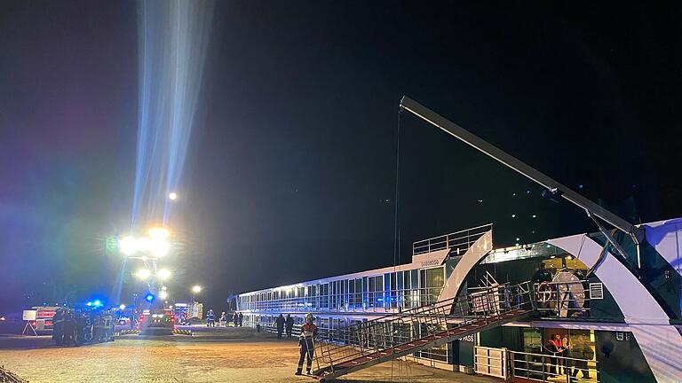 Im Schwenkhafen in Karlstadt musste in der Nacht von Samstag auf Sonntag ein Leck geschlagenes Passagierschiff mit 120 Passagieren an Bord evakuiert werden.
