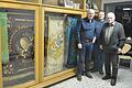 Drei historische Fahnen hängen jetzt in einem Vitrinenschrank im ersten Stock des Treppenhauses im Rathaus Pfarrweisach. Bürgermeister Markus Oppelt (links) dankte dem Vorsitzenden des Imkervereins, Dieter Müller (Mitte), der den Schrank besorgt hatte, sowie Volker Kuhn, der die Historie der drei Fahnen aufgearbeitet und dokumentiert hat.