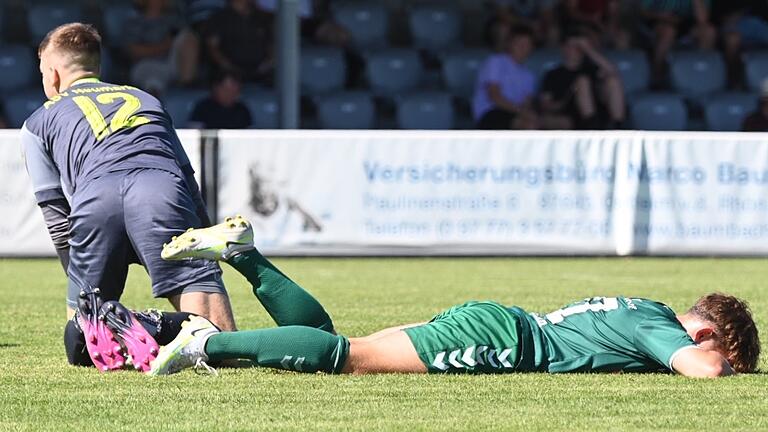 Tim Stecklein (liegend) hatte den Ausgleich für den TSV Großbardorf auf dem Fuß: Er schob den Ball neben das Tor von Nick Guttenberger (links), Neumarkt gewann 2:1. Tim Stecklein (liegend) hatte den Ausgleich für den TSV Großbardorf auf dem Fuß: Er schob den Ball neben das Tor von Nick Guttenberger (links), Neumarkt gewann 2:1.