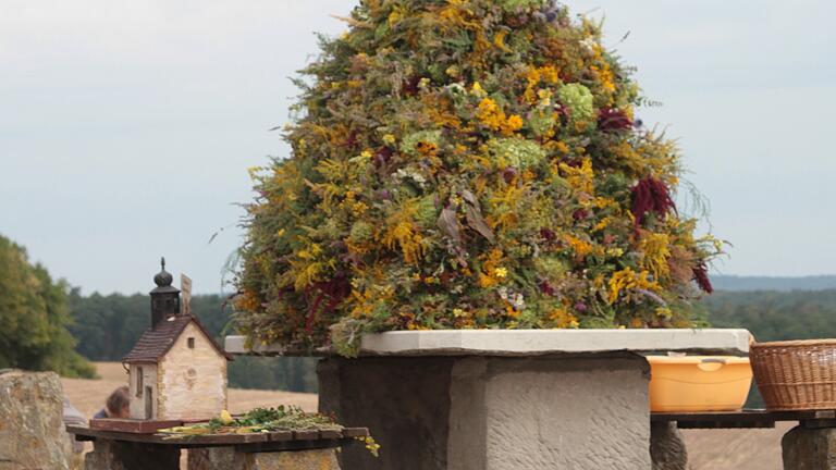 Schön gestaltet wurde die Pyramide mit den Kräuterbüscheln mit der Nachbildung der Ortskapelle.