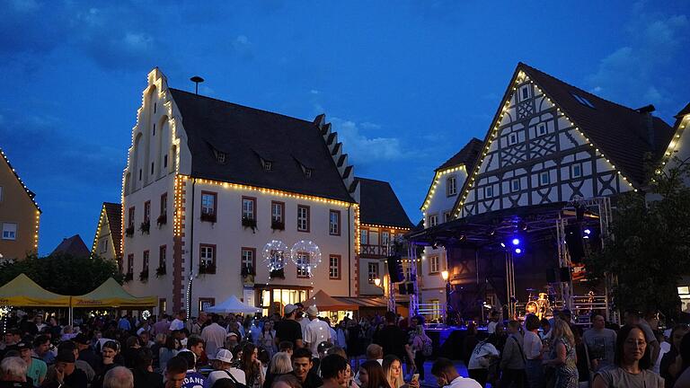 Schon am Auftaktabend war beim 47. Gerolzhöfer Weinfest das schön illuminierte Festgelände bestens besucht.