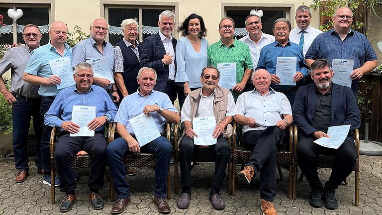 Ehrungen beim CSU -Ortsverband Wonfurt (hintere Reihe von links): Paul Reitz, Klaus Ankenbrand, Manfred Babel, Willy Schuck, Steffen Vogel, Dorothee Bär, Holger Smuda, Andreas Scheuring, Raimund Reder, Peter Kraus, Detlef Schramm sowie (vorne von links) Joachim Schwarz, Philipp Reitz, Erich Kuchenbrod, Werner Tempel und Joachim Stapf.