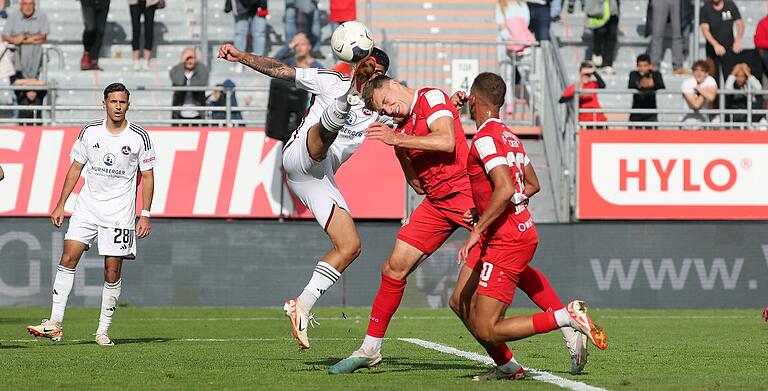 Nürnbergs Seyhan Yigit trifft Marius Wegmann mit dem Fuß am Kopf. Der Kickers-Akteur trug eine blutende Wunde am Hinterkopf davon. Yigit sah die Rote Karte.