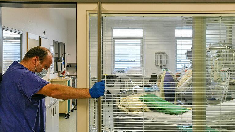 Gegen Ende Schicht wird ein weiterer Corona-Patient eingeliefert. Stephan Kern muss die Kapazitäten der Station im Blick behalten. Gegen Ende Schicht wird ein weiterer Corona-Patient eingeliefert. Stephan Kern muss die Kapazitäten der Station im Blick behalten.
