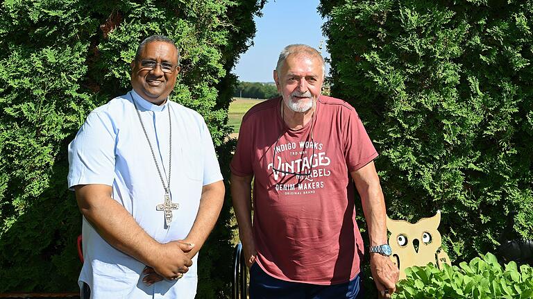 Alte Freunde: Bischof Nirmol Vincent Gomes im Garten von Heinrich Hackenberg, dem Vorsitzenden des Schweinfurter Vereins 'Hilfe für Kinder der Dritten Welt'. Alte Freunde: Bischof Nirmol Vincent Gomes im Garten von Heinrich Hackenberg, dem Vorsitzenden des Schweinfurter Vereins 'Hilfe für Kinder der Dritten Welt'.