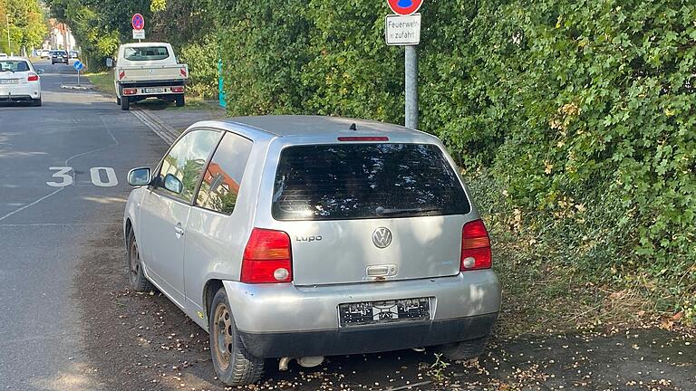 Wie seit Monaten steht dieser Kleinwagen noch immer an der Rodenbacher Straße in Lohr. Bislang sahen sich Behörden machtlos. Doch jetzt kommt womöglich Bewegung in die Sache.