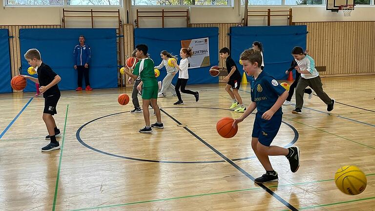 Kinder der 4. Klassen der Friedrich-Fleischmann-Grundschule nahmen unter der Leitung von Fred Reinhart am der Basketball-Grundschulwoche teil.