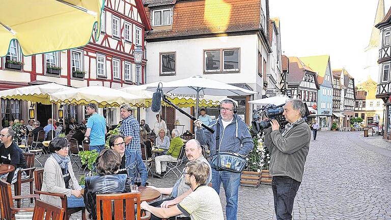 Aufnahme: Florian Kienast mit dem Team vom Bayerischen Rundfunk im Gespräch mit Giorgia Viola-Richartz, Matthias Mehling, Roland Pleier und Krystyna Kuhn. Fast auf märchenhaft anmutende Weise sei die Stadt durch den unverhofften Marketing-Coup ins Glück gekommen, so das Resümee.