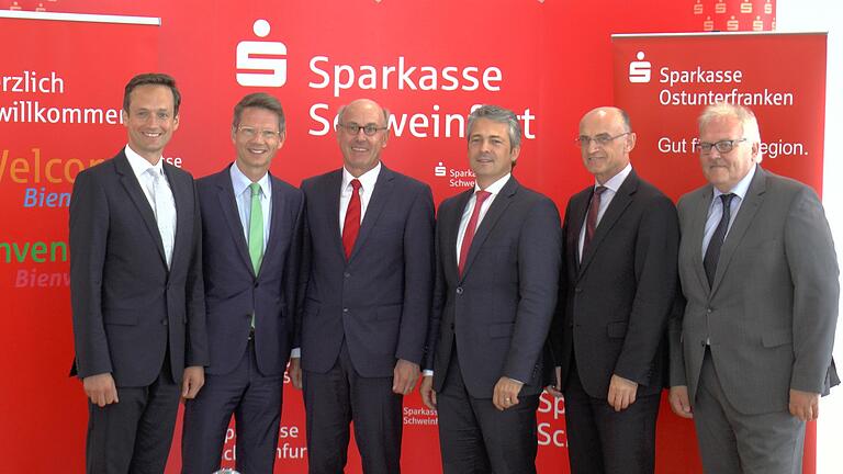 Gespräche über Fusion der Sparkassen Schweinfurt und Ostunterfranken:  (von links) Landrat Florian Töpper, OB Sebastian Remelé, Vorstandsvorsitzender Johannes Rieger, Vorstandsvorsitzender Peter Schleich, Landrat Wilhelm Schneider, Königsbergs Bürgermeister Claus Bittenbrünn.