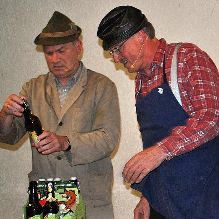 Gotthold & Eustach (Martin Wachenbrönner und Fredi Breunig) stärken sich mit Radler für das Ausfüllen des Versicherungsformulars. Gotthold & Eustach (Martin Wachenbrönner und Fredi Breunig) stärken sich mit Radler für das Ausfüllen des Versicherungsformulars.