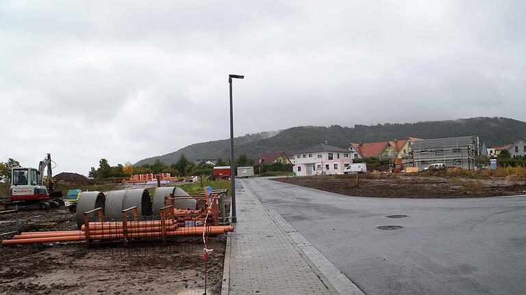 Das Baugebiet Schlossgrund in Rödelsee hat eine herrliche Lage. Aber nicht nur deshalb ist es bekannt. Vielmehr gibt es immer noch keine friedliche Lösung zwischen der Gemeinde und dem an das Baugebiet angrenzenden Weingut.