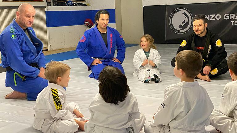 Lernen vom Großmeister: BJJ-Seminar mit den 'Renzo Gracie Schweinfurt'-Kids und Headcoach Kemail Verhoeven (links im Bild) von 'Renzo Gracie Holland'.