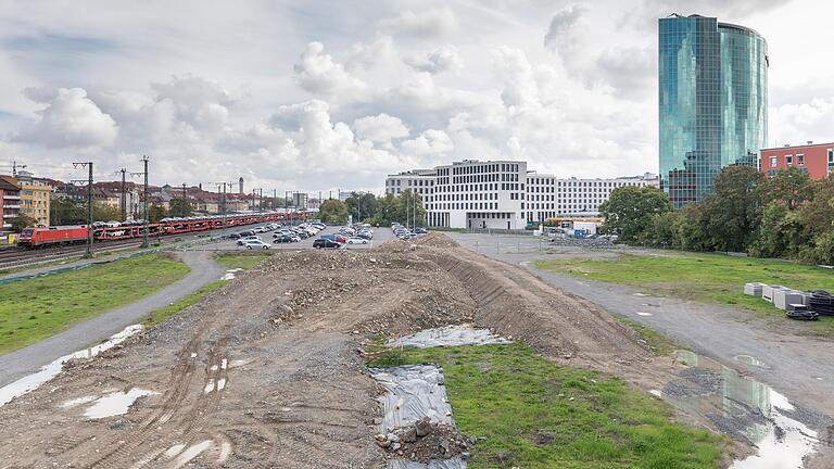 Auf diesem Gelände an der Grombühlbrücke in Würzburg soll die Multifunktionsarena gebaut werden.&nbsp;