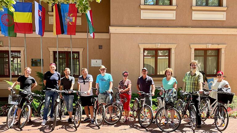 Im August 2022 reiste eine Delegation aus Gerolzhofen nach Elek zum Weltfreundschaftstreffen. Hierbei entstand dieses Bild, auf dem auch Gabriele Schmitt (Dritte von rechts) zu sehen, die Vorsitzende des Partnerschaftskomitees Elek-Gerolzhofen.&nbsp;