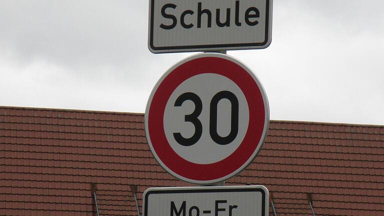 Auf der übergeordneten Alleestraße in Königsberg wurde bisher nur auf einer Teilstrecke vor der Grundschule die Geschwindigkeit auf 30 km/h reduziert.