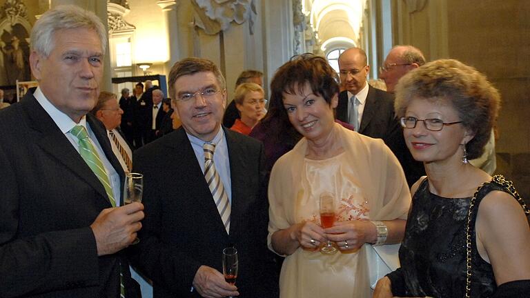 Ein Freund der Kultur: Thomas Bach 2008 zusammen mit seiner Frau Claudia (rechts) sowie dem damaligen Bundeswirtschaftsminister Michael Glos (Prichsenstadt) und dessen Gattin Ilse bei der Eröffnung des Mozartfests in der Würzburger Residenz.&nbsp;