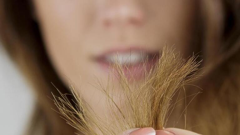 Bei langen Haaren ist ein ausbleibender Friseurtermin gar nicht so schlimm. Foto: Monique Wüstenhagen/dpa-tmn       -  Lange Haare erfordern viel Pflege.