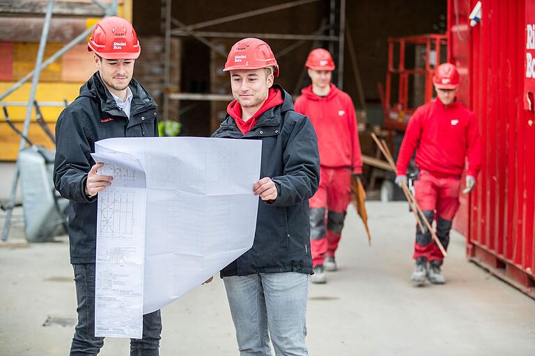 Die beiden Bauleiter Julian Klier und Philipp Hoos werfen einen Blick auf die Pläne.