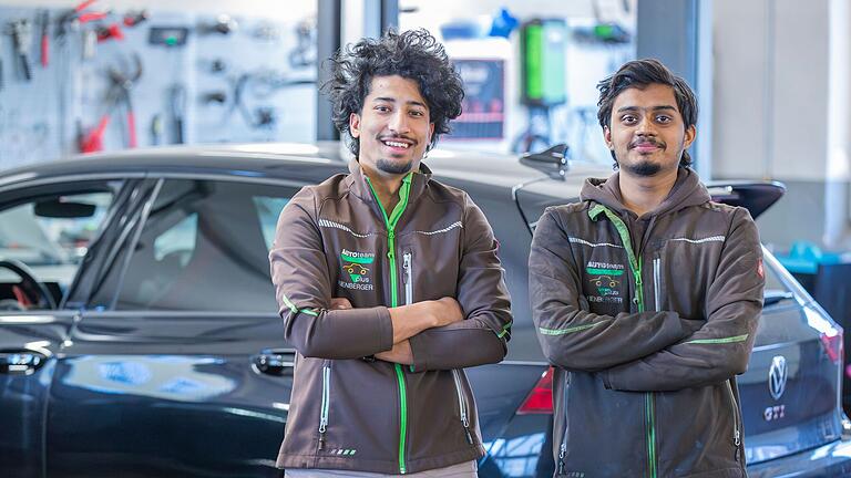 Die Azubis Samir Kobo (links) und Harshit Panday mögen die Theorie und Praxis ihrer Ausbildung.&nbsp;