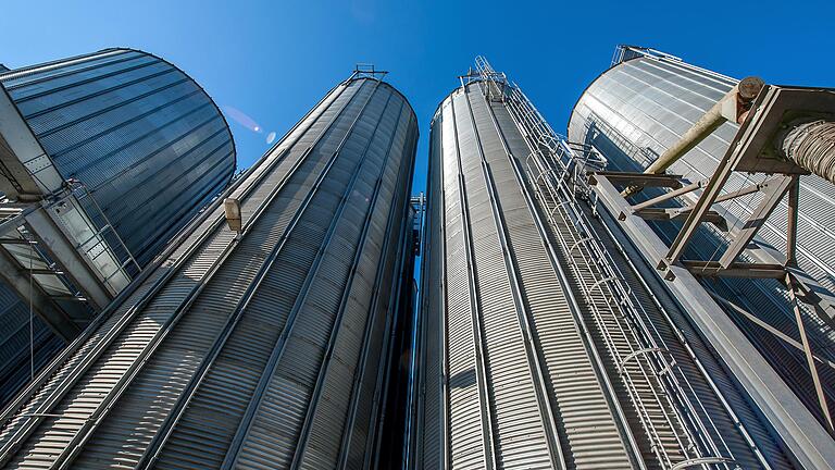 BayWa-Silos im Schweinfurter Hafen