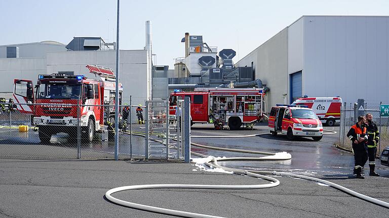 Ein Großaufgebot der Feuerwehr war nötig, um den Brand, der am 21. April bei Bavaria Yachtbau in Giebelstadt ausgebrochen war, unter Kontrolle zu bringen.&nbsp;