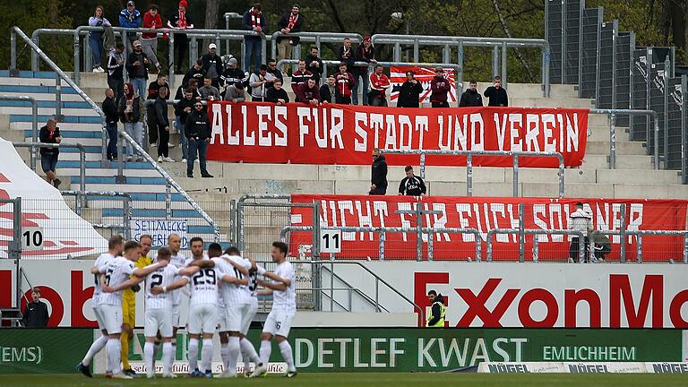 v.li.: Spieler des FC Würzburger Kickers schwören sich mit einem Mannschaftskreis, Teamkreis, Ansprache, Motivation, vor dem Anpfiff ein,