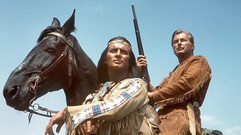 Einen Witz über Häuptlinge reißt FGredi Breunig. Unser symbolbild zeigt Pierre Brice (l) als Apachen-Häuptling Winnetou und Lex Barker als sein Blutsbruder Old Shatterhand in einer Szene des Karl-May-Films 'Im Tal des Todes'.