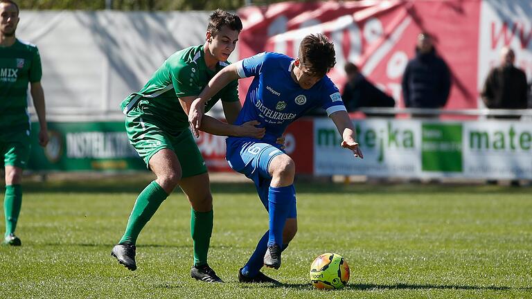 Fabio Groß (links), hier im Zweikampf mit Moritz Lotzen vom FV 04 Würzburg, fehlt dem TSV Abtswind nach einer Roten Karte in der Partie gegen Gebenbach für zwei Spiele.