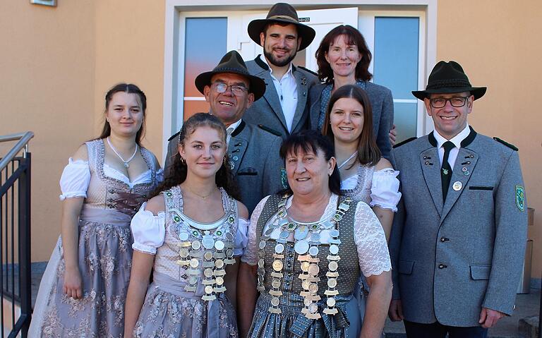 Als neue Schützenköniginnen wurden in Füttersee Emma Beck (Jugend) und Karin Klein (vorne von links) gekürt. Gleich dahinter landeten Lena Gampel, Erwin Kirner, Viktoria Oppel und Michael Wittmann (2. Reihe). Andreas Klein und Heike Beck von der Schützengesellschaft (hinten) gratulierten den Majestäten.