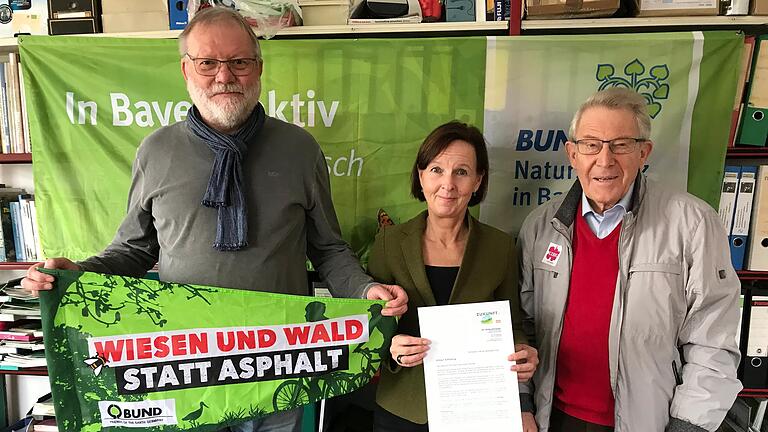 Gemeinsam für den Erhalt der 'Grünen Lunge' am Gottesberg in Schweinfurt kämpfen (von links) Edo Günther, Vorsitzender der Kreisgruppe des Bund Naturschutz, Stadträtin Ulrike Schneider (Initiative Zukunft.ödp) und Wolfgang Rebstöck, Sprecher der Bürgerinitiative Gottesberg.