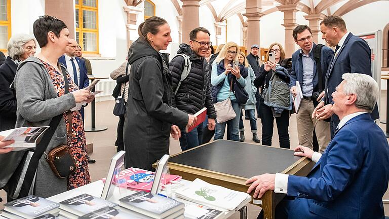 Dutzende Interessierte ließen sich ihr Exemplar von 'Erschütterungen' signieren oder posierten mit dem Alt- Bundespräsidenten für ein Foto. Dutzende Interessierte ließen sich ihr Exemplar von 'Erschütterungen' signieren oder posierten mit dem Alt- Bundespräsidenten für ein Foto.
