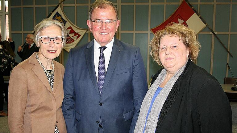 Nach der knappen Wahl: Bezirkstagspräsident Erwin Dotzel (CSU) mit Vizepräsidentin Eva Maria Linsenbreder (SPD, rechts) und der weiteren Stellvertreterin Adelheid Zimmermann (FDP). Nach der knappen Wahl: Bezirkstagspräsident Erwin Dotzel (CSU) mit Vizepräsidentin Eva Maria Linsenbreder (SPD, rechts) und der weiteren Stellvertreterin Adelheid Zimmermann (FDP).