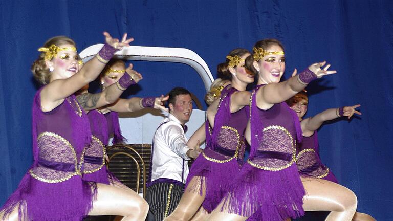 Die FFC-Showtanz-Garde gewinnt mit einer Charleston-Show die Herzen des Publikums. Foto: Winfried Ehling - Die FFC-Showtanz-Garde gewinnt mit einer Charleston-Show die Herzen des Publikums. Foto: Winfried Ehling Die FFC-Showtanz-Garde gewinnt mit einer Charleston-Show die Herzen des Publikums. Foto: Winfried Ehling - Die FFC-Showtanz-Garde gewinnt mit einer Charleston-Show die Herzen des Publikums. Foto: Winfried Ehling