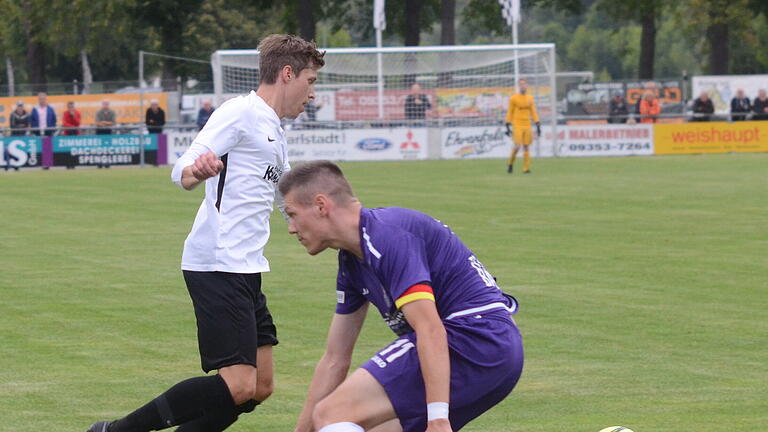 Fußball, BFV-Verbandspokal Runde 2, TSV Karlburg - FC Eintracht Bamberg am Dienstag, 20. August 2019: links David Machau (Karlburg), rechts Tobias Linz (Bamberg)